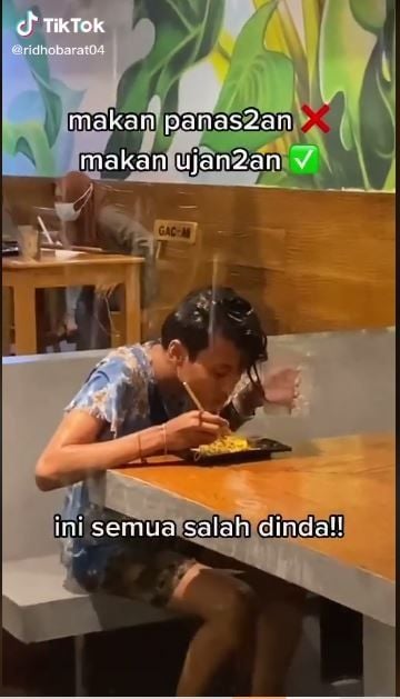 Makan mi di tengah hujan (TikTok @ridhobarat04)