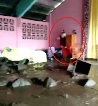 Patung Yesus dan Bunda Maria masih berdiri kokoh setelah diterjang banjir bandang di Flores Timur, Nusa Tenggara Timur (NTT).