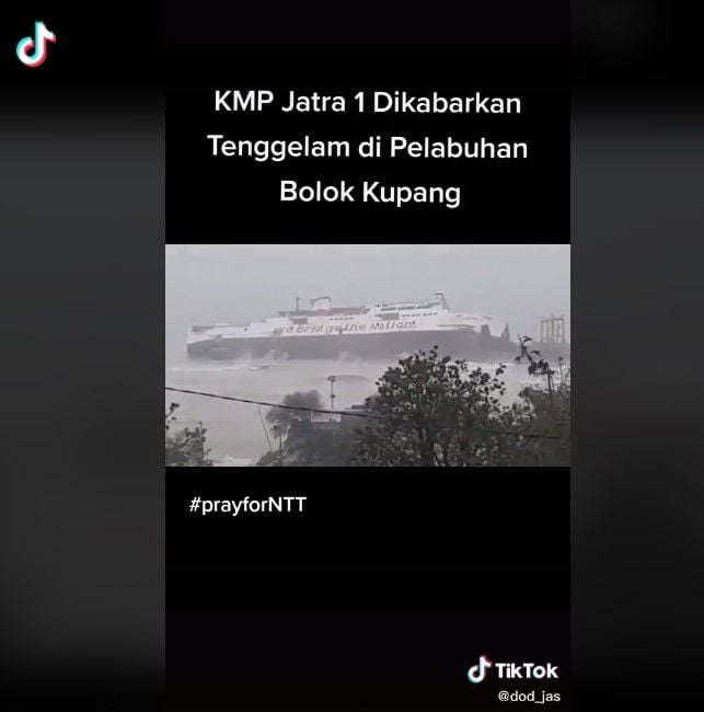 KMP Jatra 1 tenggelam di Pelabuhan Bolok Kupang (Tiktok)