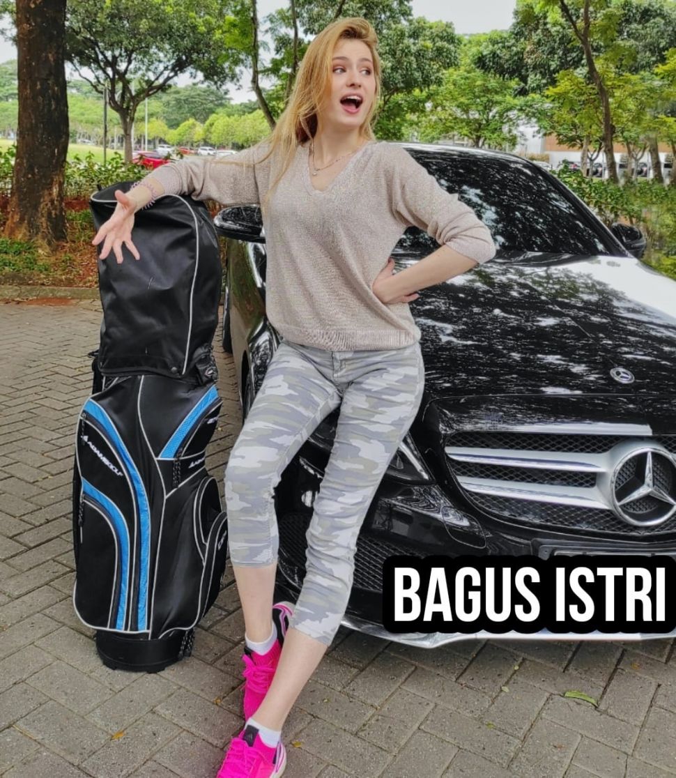 Istri Robby Shine, Natasya bersama mobil Mercedes Benz C-200 hadiah dari sang suami. [Instagram]