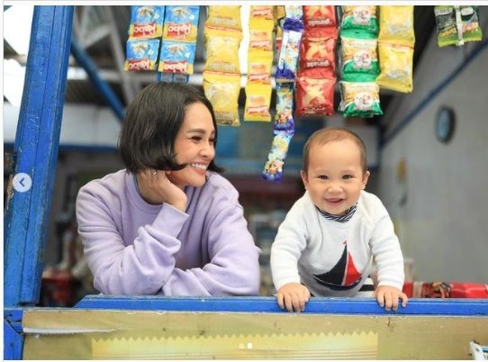 Andien dan anak bungsunya pose di warung kelontong. (Instagram/@andienaisyah)