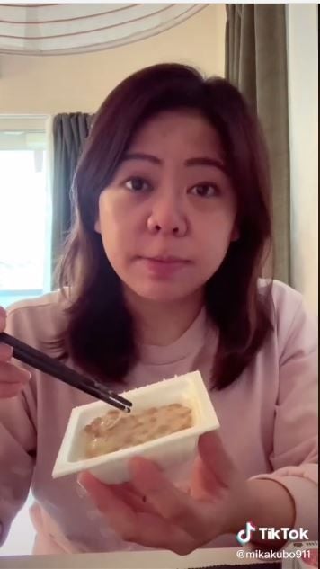 Mendeskripiskan rasa natto, sebut rasanya seperti kain lap (Tiktok @mikakubo911)