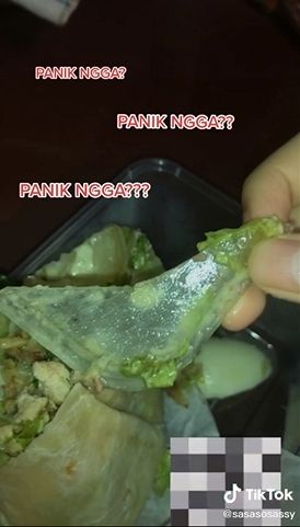 Wanita temukan serpihan pecahan kaca plastik. (Tiktok/@sasasosassy)