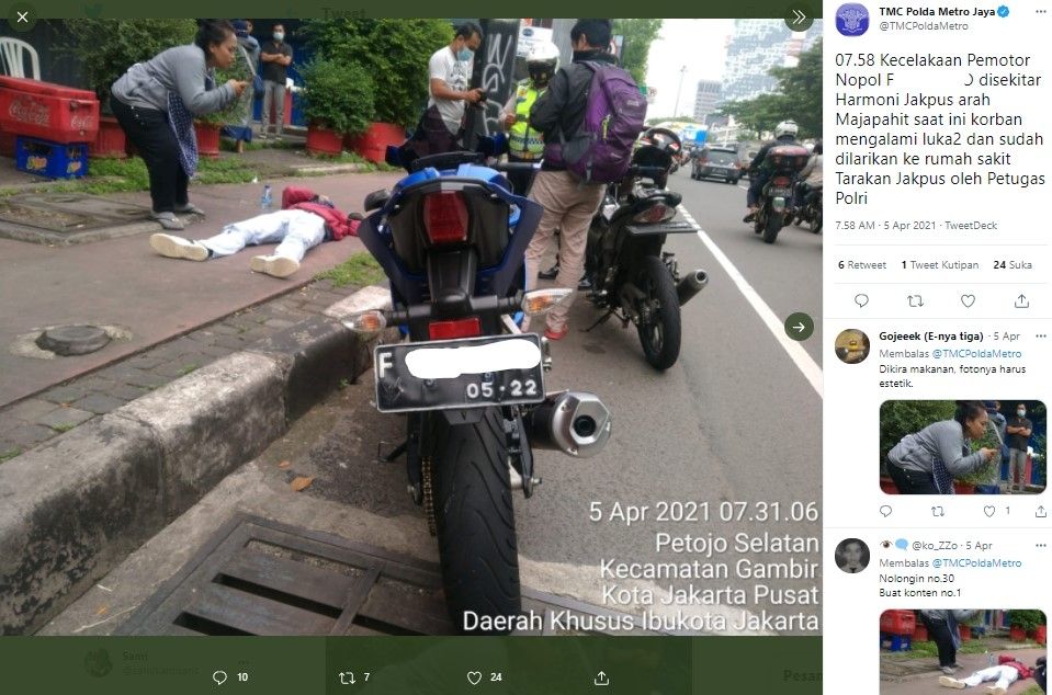 Aksi emak bercelemek saat ada korban laka bikin salfok (Twitter/tmcpoldametro)