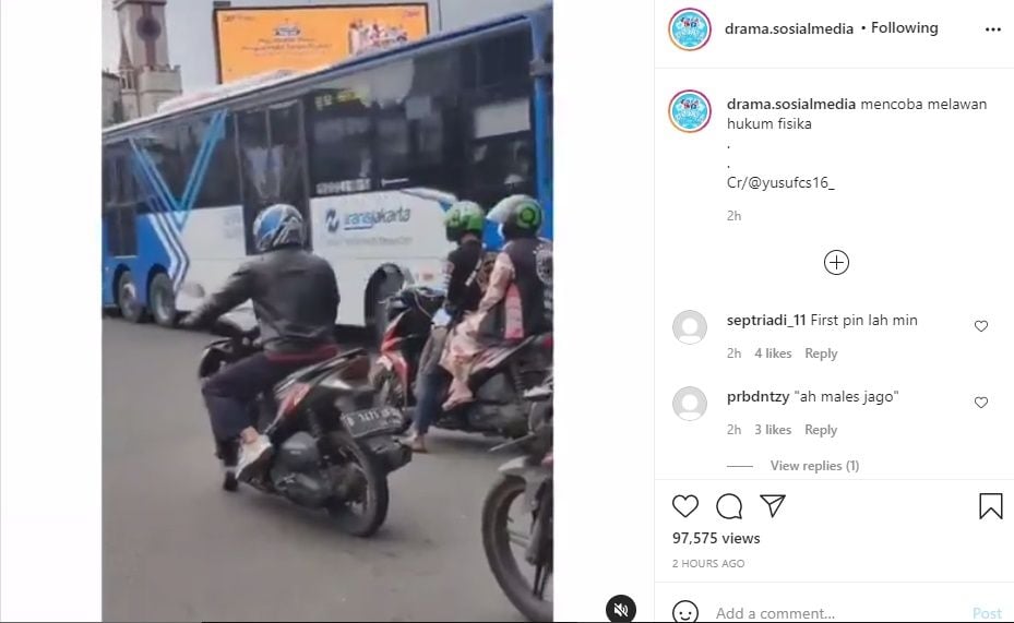 Pengendara Motor 'Goyang Dumang' di Lampu Merah. (Instagram/@drama.sosialmedia)