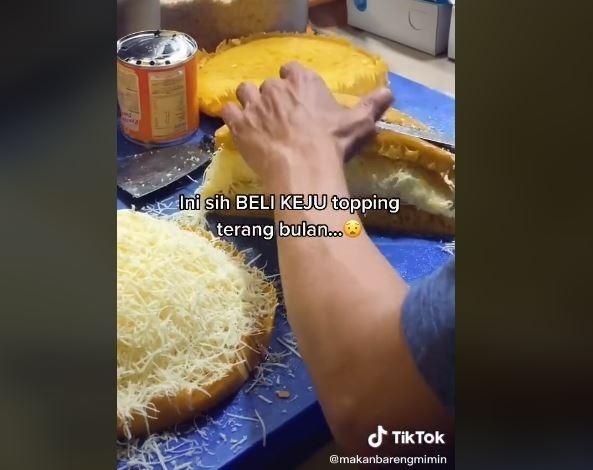 Topping martabak manis menarik perhatian netizen. (TikTok/ @makanbarengmimin)