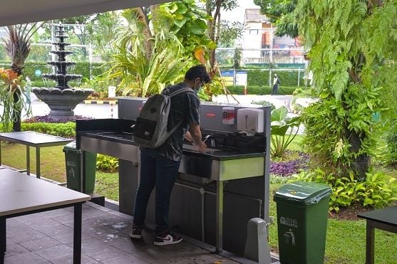 Murid JIS sedang mencuci tangan di fasilitas kampus JIS, Rabu (7/4/2021). (Dok. JIS)