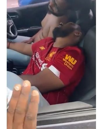 pria berkaus Liverpool tidur pulas di dalam mobil. [memomedsos / Instagram]