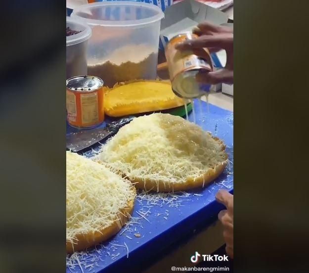 Topping martabak manis menarik perhatian netizen. (TikTok/ @makanbarengmimin)