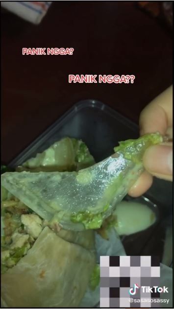 Asik makan salad, wanita ini temukan pecahan plastik di dalamnya (TikTok @sasasosassy)
