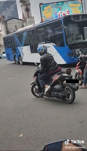 Pemotor tak mau injak aspal. (Tiktok/@dangnamora)