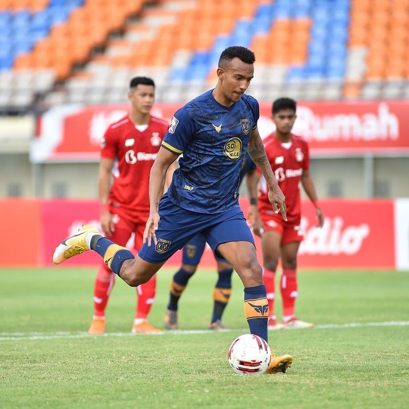 Striker Persela Lamongan, Melvyn Lorenzen mengeksekusi penalti pada laga Piala Menpora 2021 kontra Persik Kediri di Stadion Si Jalak Harupat, Bandung, Rabu (7/4/2021) sore. [dok. Persela]