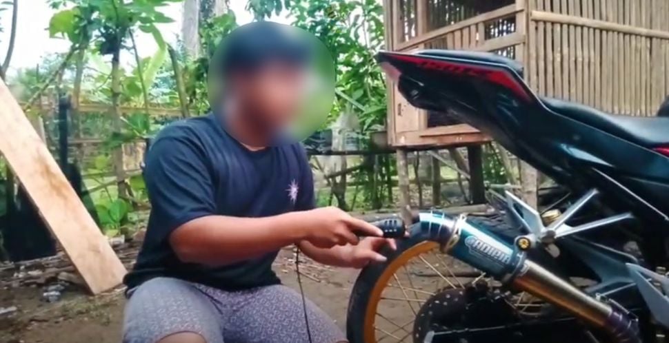 Viral Youtuber geber motor pakai speaker saat ada orang mengaji di masjid. (Instagram/@team.hujat.otomotif)