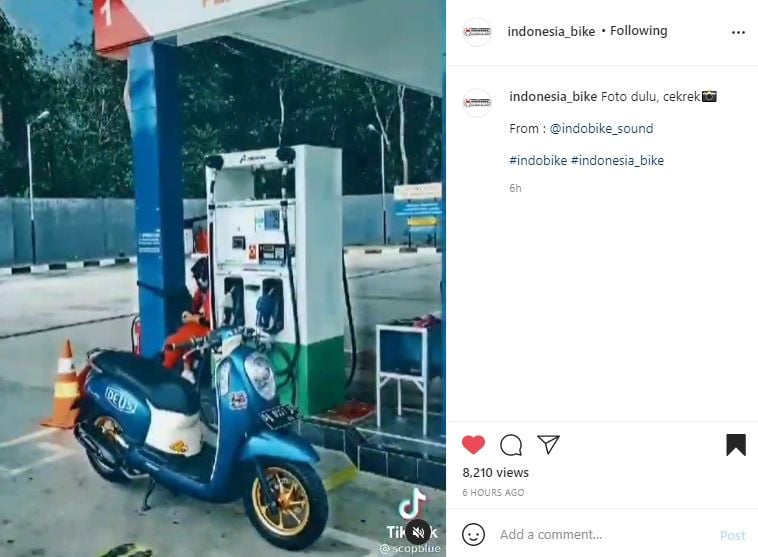 Pengendara Honda Scoopy yang asyik ambil foto di SPBU. (Instagram)