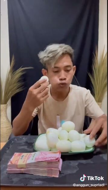 Mukbang 35 butir telur rebus (TikTok @anggun_supriadi)