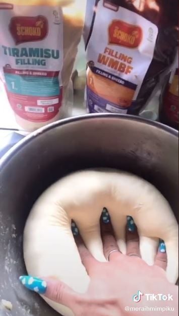 Buat cinnamon roll, kukunya buat salah fokus (TikTok @meraihmimpiku)