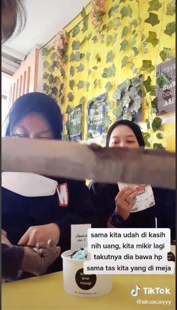 Asyik santap sandwich, wanita ini dibuat panik oleh orang dengan gangguan jiwa (TikTok @akuacayyy)