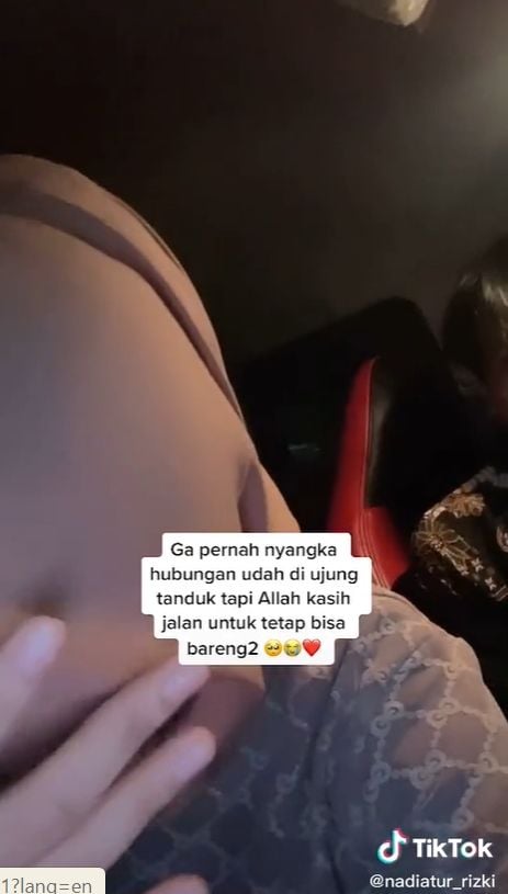 Selingkuh dan Nggak Direstui Ortu, Perjalanan Pasangan ini Bikin Tersentuh (TikTok/nadiatur_rizki)