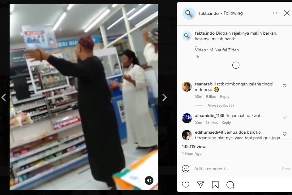 Sekelompok pria doa berama di minimarket (IG/fakta.indo)