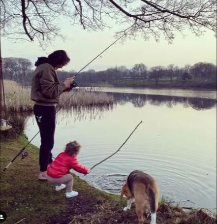 Edinson Cavani mancing dengan putrinya. (Instagram/cavaniofficial21)