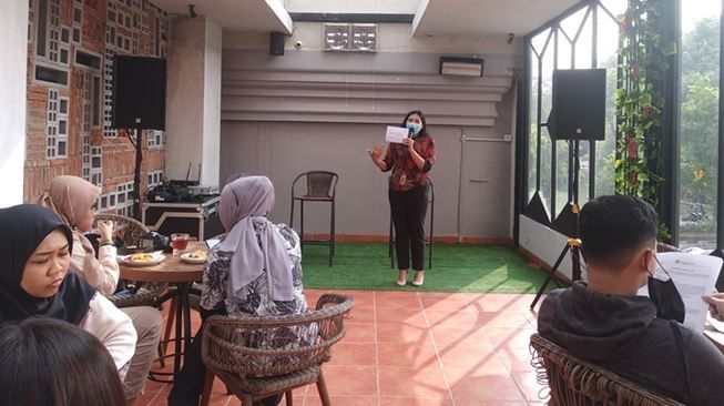 Uray Dewi dalam acara jumpa pers yang digelar di Fabio Italian Pizza, SCH pada Jumat (9/4/2021). (Suara.com/Nur Khotimah)