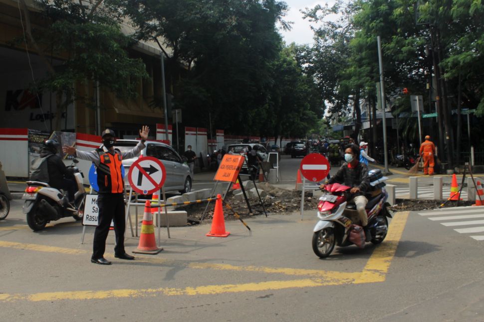 Perubahan energi yang terjadi pada lampu lalu lintas adalah