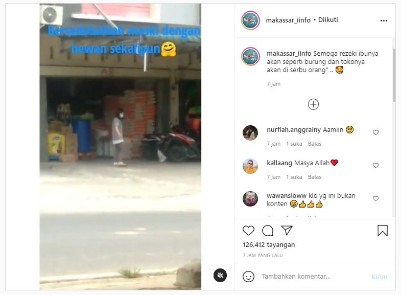 Viral wanita tebar beras di depan toko (Instagram/makassar_iinfo).