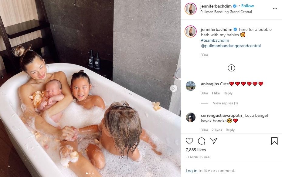 Jennifer Bachdim pamer momen mandi bersama dengan ketiga anaknya. (Instagram/jenniferbachdim)