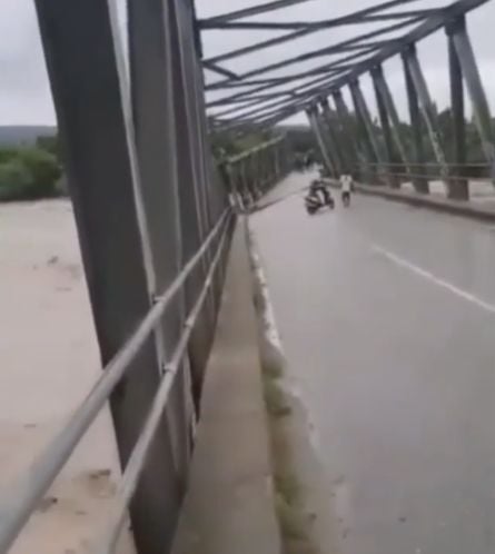 Aksi pemotor hendak menerobos jembatan rubuh. (Instagram)