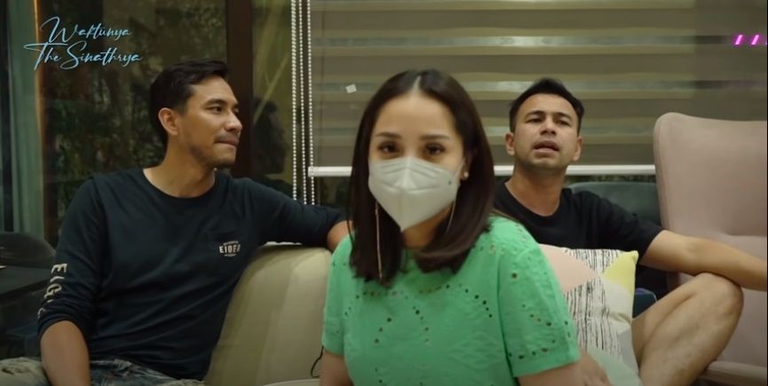 Tangkapan layar Raffi dan Nagita berbincang dengan Darius. (YouTube/The Sinathrya)