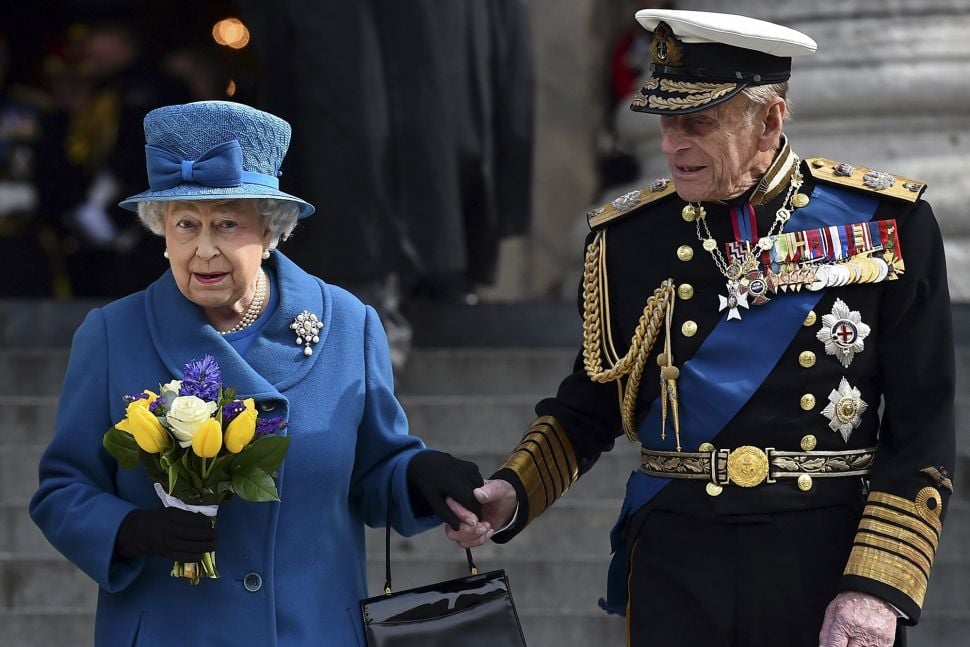 Ratu Inggris Elizabeth II (kiri) dan Duke of Edinburgh Pangeran Philip meninggalkan Katedral St Paul di London, pada tanggal (13/3/2015). [Ben STANSALL / AFP]