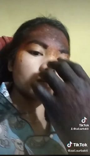 Kisah wanita wajah sampai kaki hangus. (Tiktok/@zaii.surbakti)