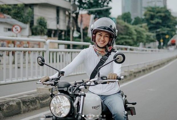 Prisia Nasution riding menggunakan moge Triumph (Instagram)