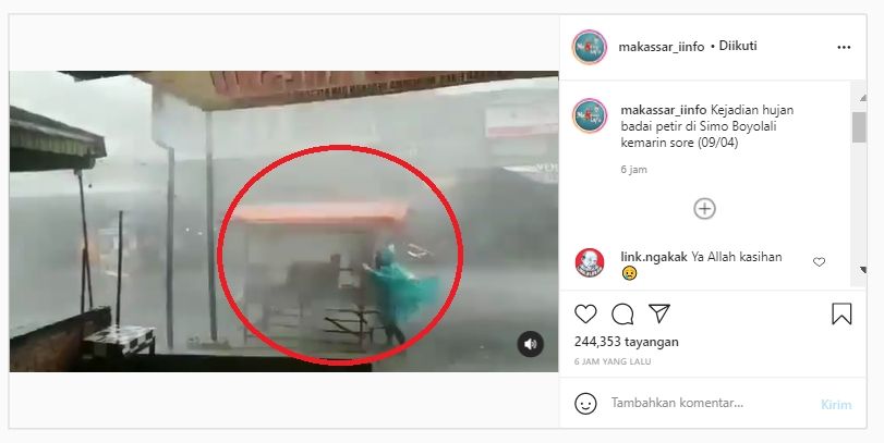 Viral pedagang terseret angin kencang (Instagram/makassar_iinfo).