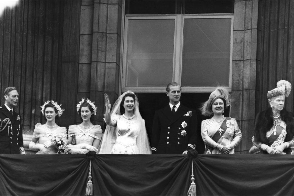 Ratu Elizabeth (kedua kanan) tersenyum saat putrinya yang baru menikah Putri Elizabeth (Tengah) (menjadi Ratu Elizabeth II Inggris) melambai ke kerumunan dari balkon ketika Keluarga Kerajaan merayakan pernikahan Elizabeth dan Duke of Edinburgh Pangeran Philip (ketiga kanan) di Istana Buckingham, London, pada tanggal (20/11/1947). [AFP]