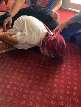 Bocah sujud di masjid. (Tiktok/@gongpacitan)