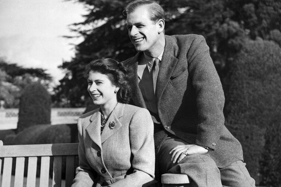 Putri Inggris Elizabeth (calon Ratu Elizabeth II) dan suaminya Duke of Edinburgh Philip berpose selama bulan madu mereka di perkebunan Broadlands, Hampshire, pada tanggal (25/11/1947). [AFP]
