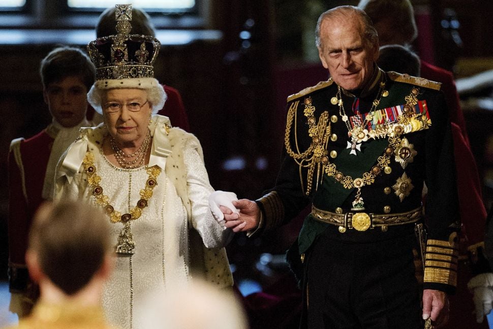 Ratu Inggris Elizabeth II (Kiri) dan Duke of Edinburgh Pangeran Philip di Istana Westminster, London, pada tanggal (9/5/2012). [Leon NEAL / POOL / AFP]