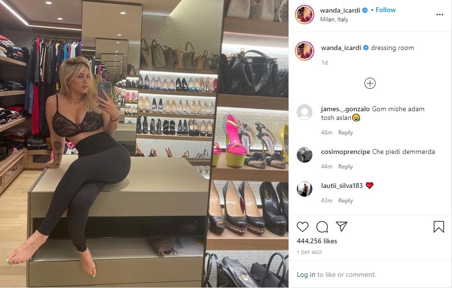 Wanda Nara seksi saat selfie di ruang ganti baju. (Instagram/wanda_icardi)