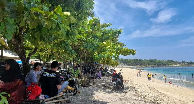 Wisatawan berlibur ke Pantai Pangumbahan di Desa Pangumbahan, Kecamatan Ciracap, Kabupaten Sukabumi, jelang puasa Ramadan, Minggu (11/4/2021), [Foto: Sukabumiupdate.com]