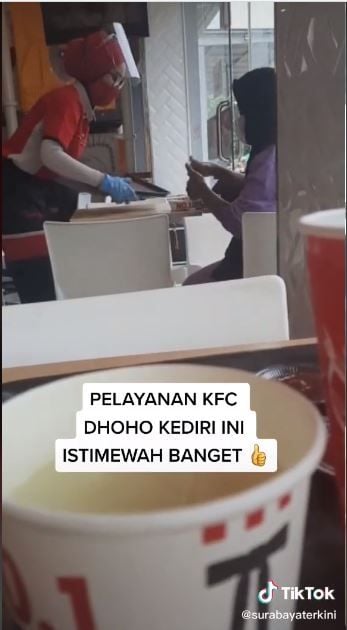 Pegawai KFC layani pelanggan berkebutuhan khusus (TikTok @surabayaterkini)