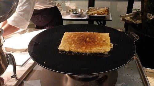 Martabak Telur di Quba Pop Up Resto. (Suara.com/Dini Afrianti Efendi)