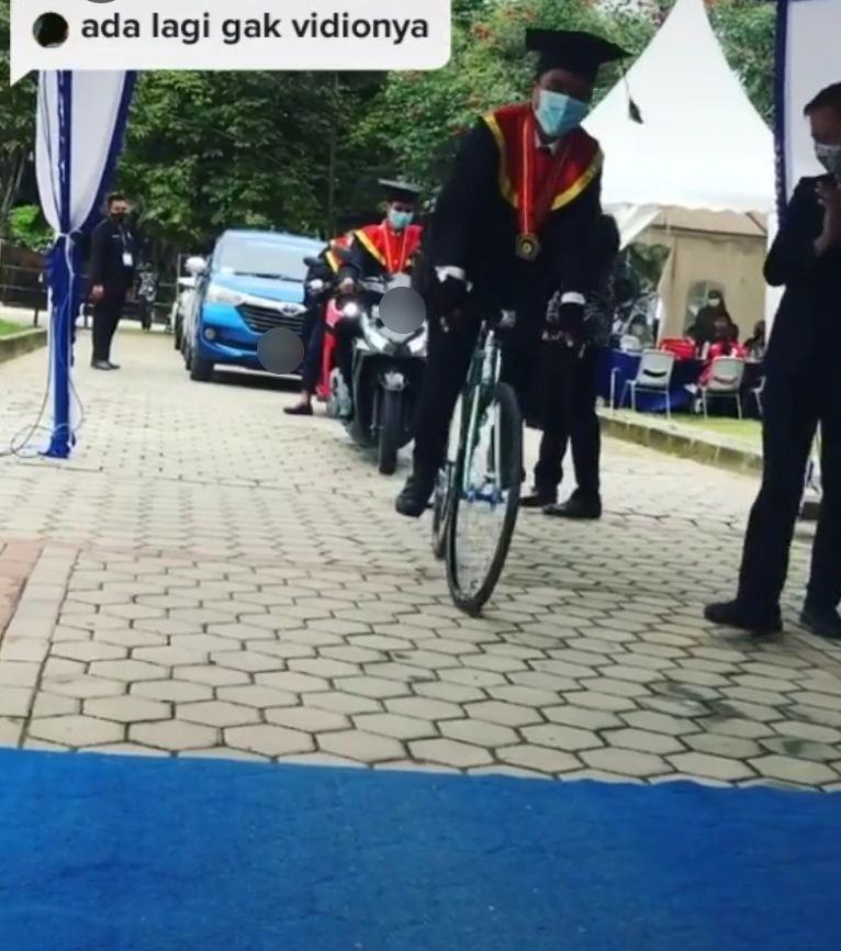 Deretan kendaraan nyeleneh saat wisuda. (TikTok/@perra041)