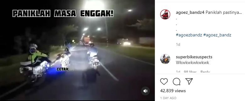 Aksi pria bergaya superman di atas motor. (Instagram/@agoez_bandz4)