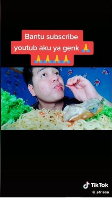 Sedang mukbang, pria ini diajak nonton TV anaknya (TikTok @jefriesa)