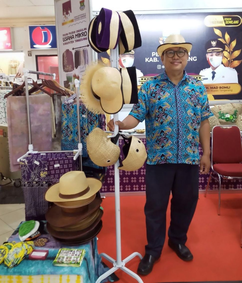 Agus Hasanudin, pengrajin yang juga pendiri Komunitas Topi Bambu asal Tangerang, bersama produk-produk kerajinannya. [Dok. pribadi]
