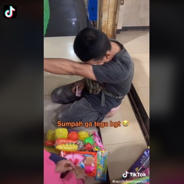 Pedagang disabilitas nangis terharu dagangannya diborong (Tiktok)