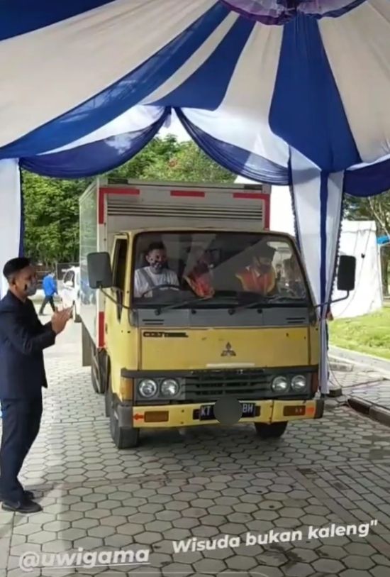 Deretan kendaraan nyeleneh saat wisuda. (TikTok/@perra041)