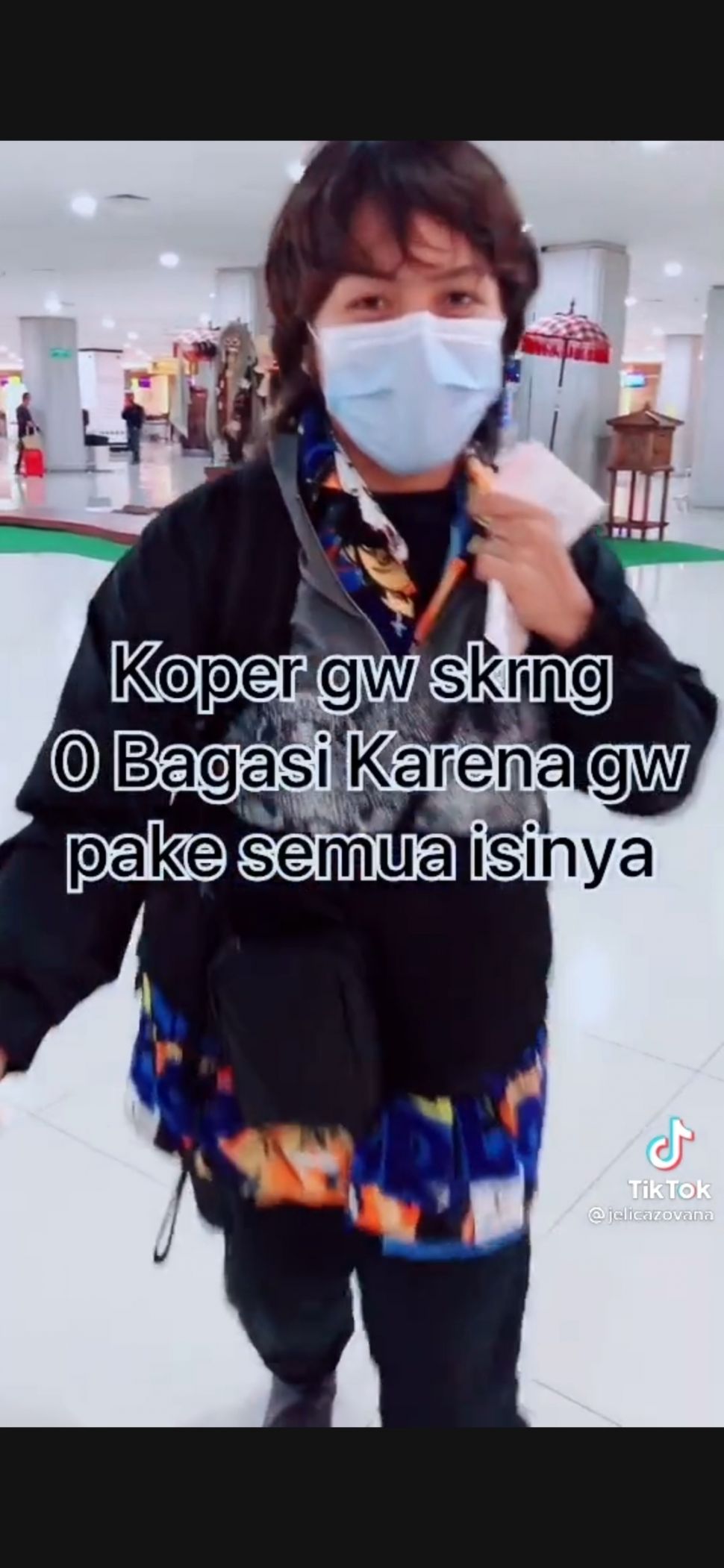 Ogah bayar bagasi, Cewek Ini Rela Pakai Baju 10 Lapis. (Dok: TikTok/jelicazovana)