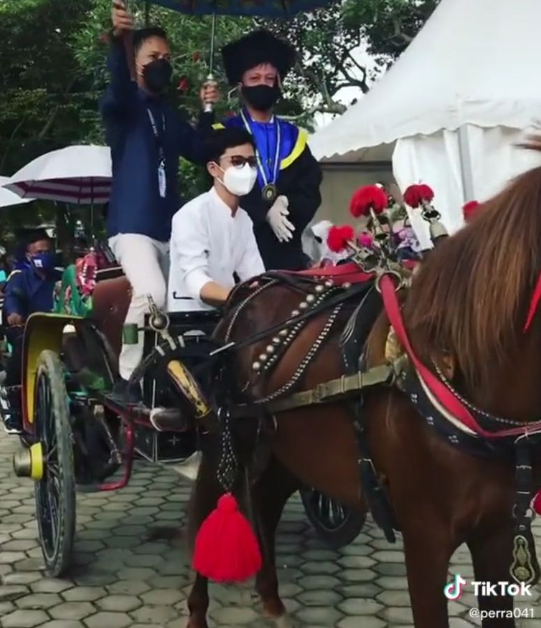 Deretan kendaraan nyeleneh saat wisuda. (TikTok/@perra041)